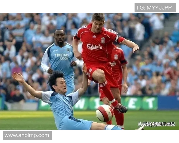 足球明星在比赛中突发哮喘紧急救助引发球迷热议与关注