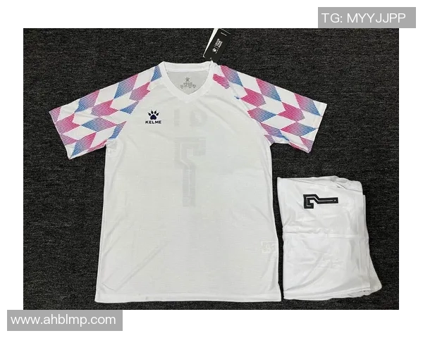 全球最贵足球明星球衣图片大揭秘奢华背后的故事与价值分析 全球最贵足球明星球衣图片大揭秘奢华背后的故事与价值分析